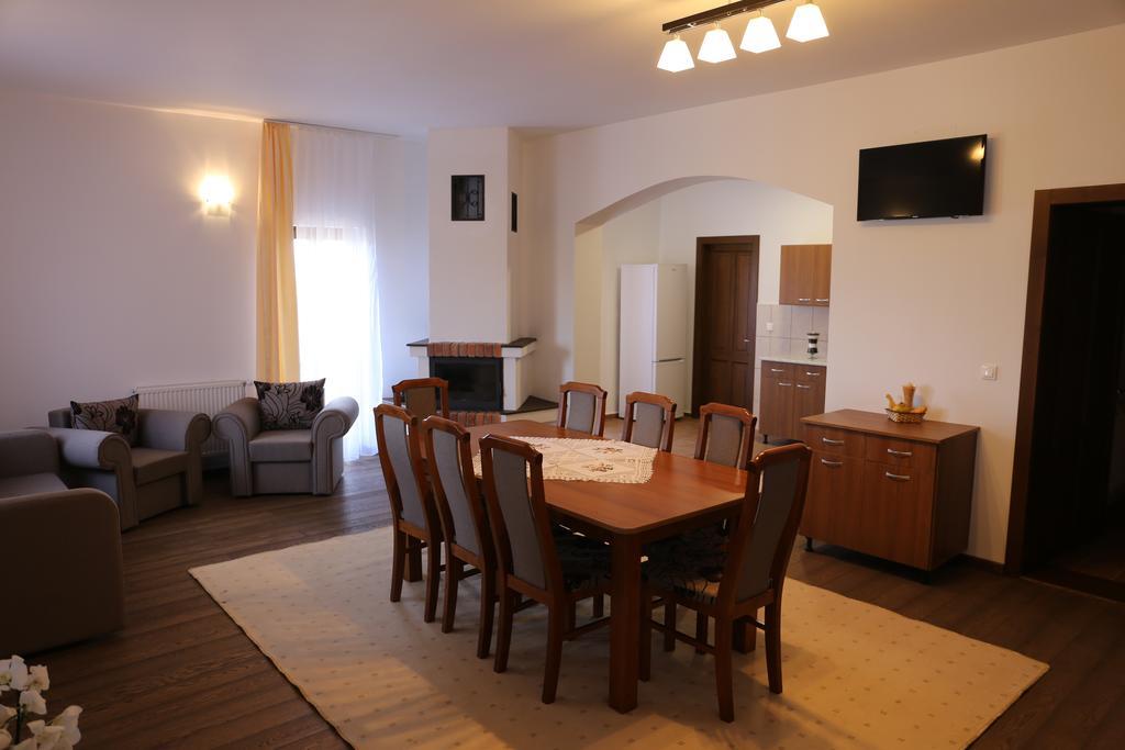 Ezuestfenyo Agroturisztikai Panzio Hotel Borzont Exterior photo