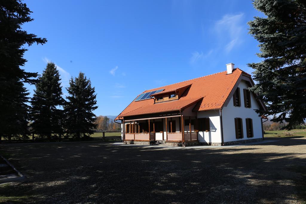 Ezuestfenyo Agroturisztikai Panzio Hotel Borzont Exterior photo
