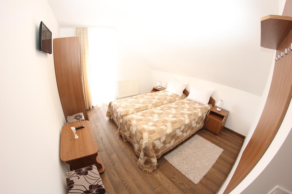 Ezuestfenyo Agroturisztikai Panzio Hotel Borzont Exterior photo